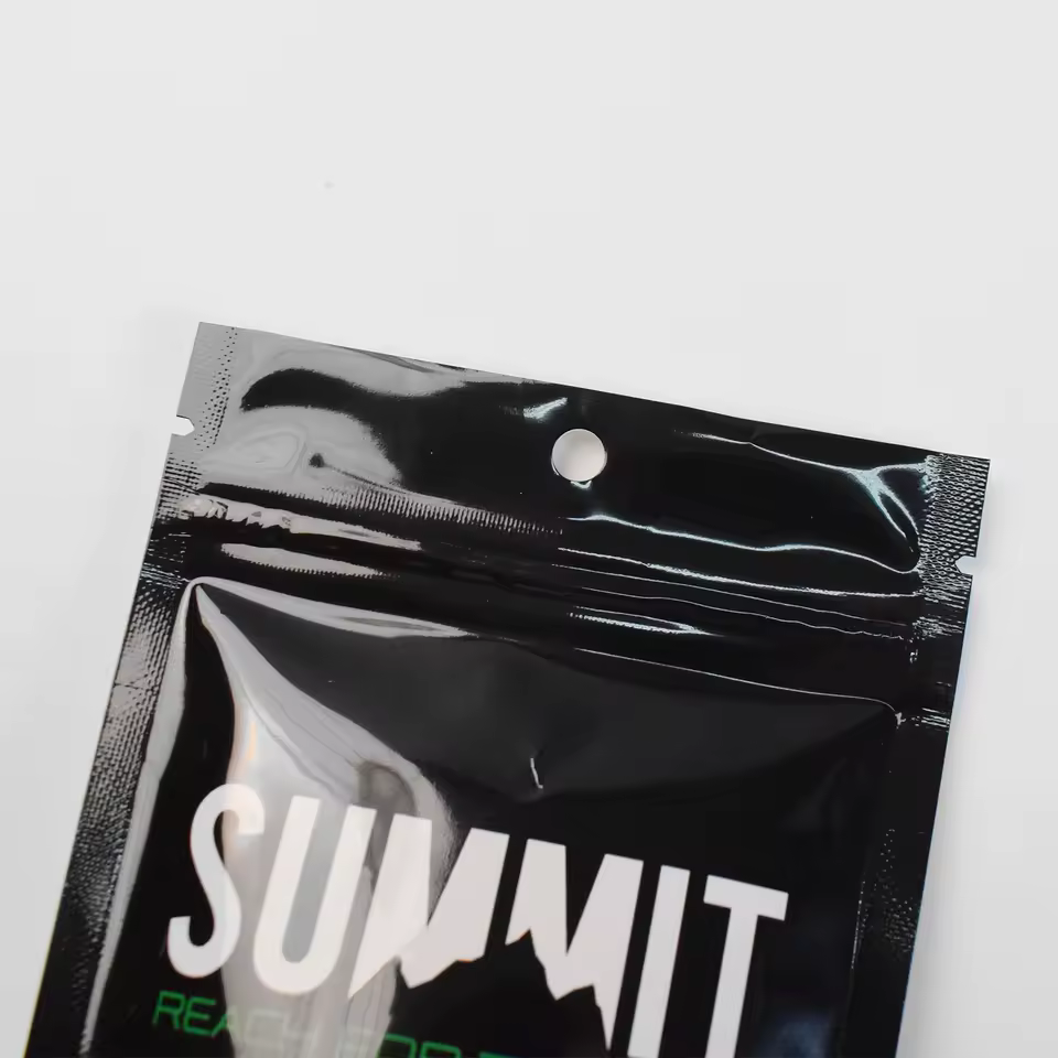 Detalle del zipper y la zona superior de una bolsa doypack