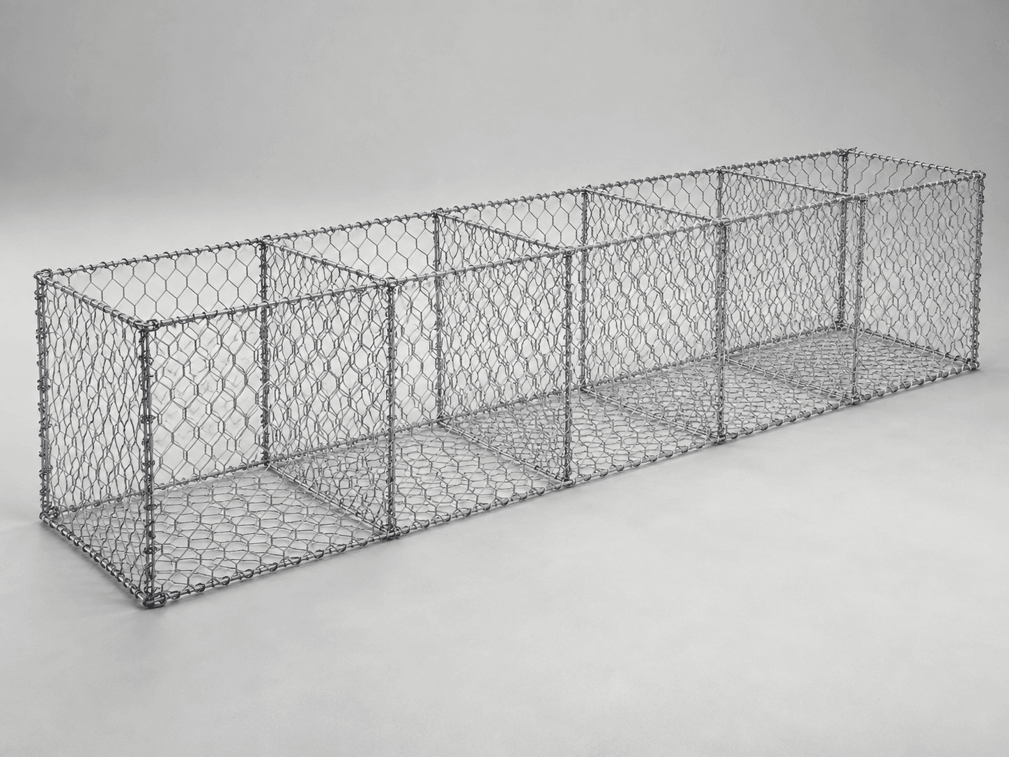 Imagen referencial de un gavión tipo caja vacío con malla hexagonal y cuatro diafragmas internos